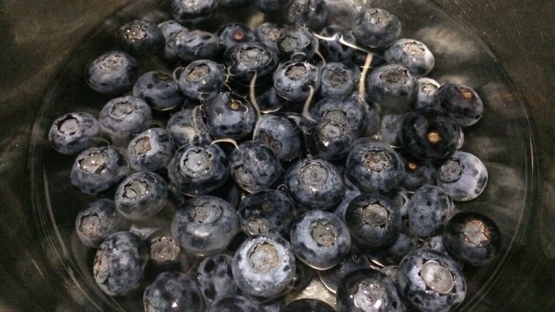双莓慕斯蛋糕,成树莓慕斯凝固时间，就可以制作蓝莓慕斯部分，同样可以用蓝莓果酱直接做慕斯，我蓝莓果酱用完了，所以用新鲜的，蓝莓先用盐水浸泡15分钟左右清洗干净。