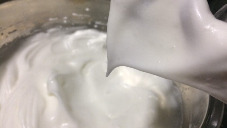 双莓慕斯蛋糕,蛋白霜湿性发泡的状态，打蛋器提起，蛋白霜形成大弯钩即可。