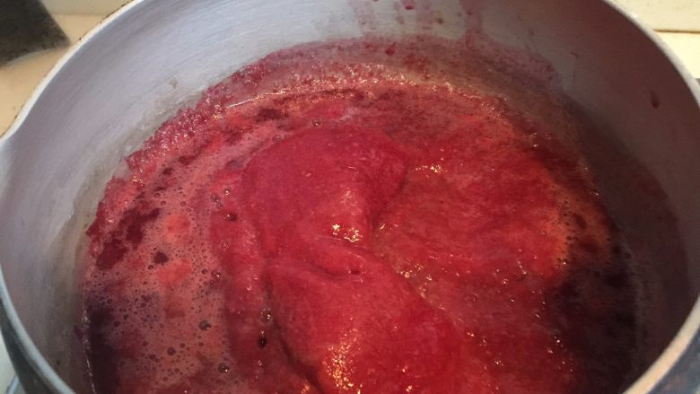 树莓慕斯,网购了冻树莓打成果泥，在锅中煮开，尝一下味道来加入适量砂糖（材料外）