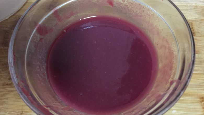 树莓慕斯,制作镜面：将半片吉利丁片放入凉开水中泡软，另取80克树莓果泥，加入融化好的吉利丁片搅拌均匀，用筛子过滤一下混合好的树莓果泥