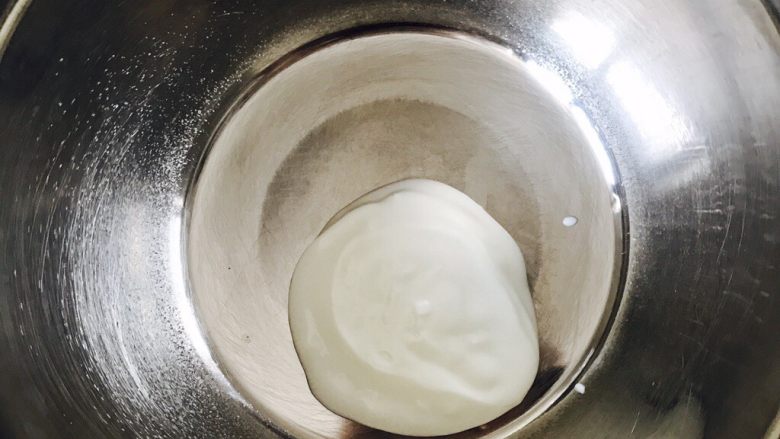 宝宝酸奶溶豆,酸奶30克，不能太稀，稀了挤出来的不成形，太厚也不行，太厚和蛋白一起拌不匀。