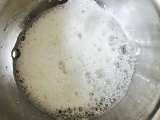 宝宝酸奶溶豆,第一次加糖2克打发至大气泡