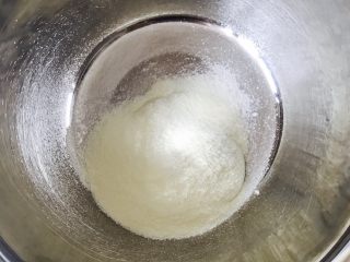 宝宝酸奶溶豆,宝宝奶粉25克或者普通奶粉都可以，主要看你做好后给什么样的人吃，自己拿捏哦。如果家里奶粉有点颗粒状的，那么奶粉就要过筛哦！