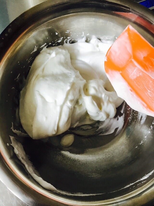 宝宝酸奶溶豆,将翻拌好的加入到剩下的一半蛋白中翻拌均匀，所有翻拌必须一个方向。