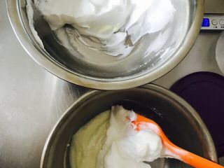 宝宝酸奶溶豆,将蛋白的二分之一加入到刚刚的备用糊中翻拌均匀，切记翻拌。