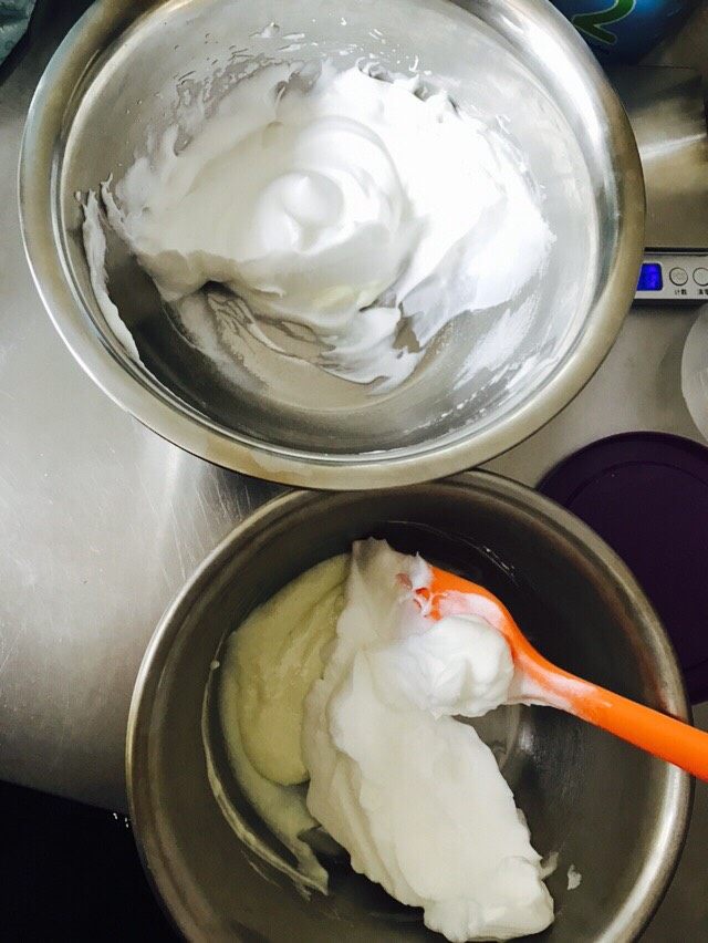 宝宝酸奶溶豆,将蛋白的二分之一加入到刚刚的备用糊中翻拌均匀，切记翻拌。