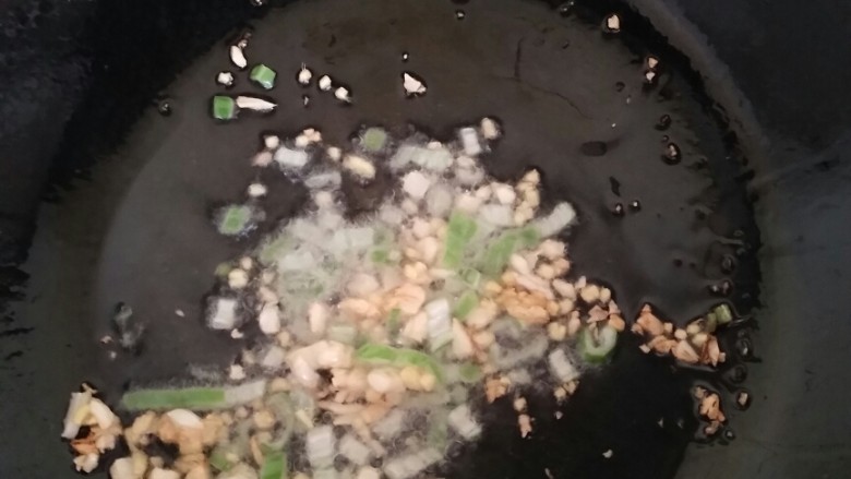 麻辣豆腐,热锅冷油葱姜蒜末爆香。