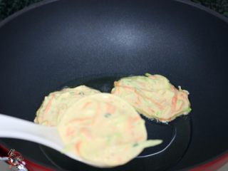 西葫芦鸡蛋煎饼,用勺子舀起面糊，放入煎锅中