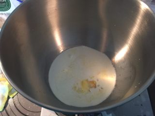 南瓜形豆沙包,将除黄油外的所有面团材料放入厨师机的搅拌桶中，先放液体