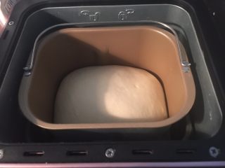 南瓜形豆沙包,放入面包机里基础发酵至两倍左右大