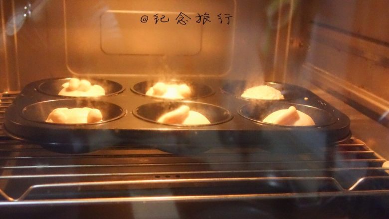 萌萌哒迷你猫咪汉堡包,烤箱放入热水，发酵至两倍大