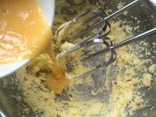 菠萝包,鸡蛋放入碗中打散，分3次加入黄油中继续打发，每一次加入鸡蛋液必须充分打发均匀才能加入下一次，以此类推。