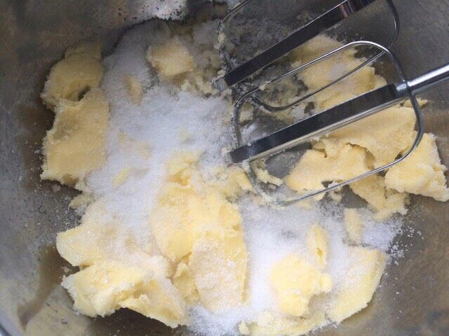 菠萝包,黄油提前拿到温室软化。等面团发酵到差不多好的时候，大概离一发发酵好还有8-10分钟左右，就可以开始制作菠萝皮。把细砂糖跟盐倒入已经软化好的黄油中先进行打均匀。