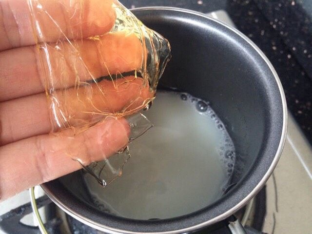 芒果酸奶冻,糖融化后把火关掉，等3分钟左右，加入泡软的吉利丁片，搅拌直至吉利丁片完全融化跟纯牛奶融合一体。