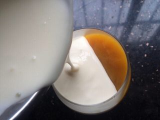 芒果酸奶冻,把制作好的酸奶液倒入已经定型好的芒果冻中，送入冰箱冷藏4小时左右即可食用。