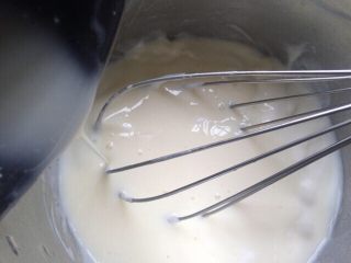 芒果酸奶冻,芒果冻定型快好的时候，就来制作酸奶冻部分，一样先把吉利丁片用冷水泡软，先取50克酸奶放入奶锅中煮热大概60度左右，加入泡软的吉利丁片搅拌至吉利丁片完全融化为一体成吉利丁酸奶液，再把吉利丁酸奶液倒入剩余的300克酸奶中轻轻搅拌均匀。