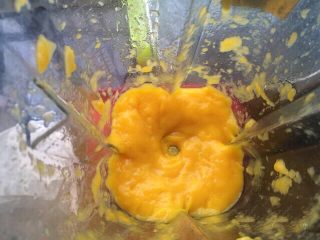 芒果酸奶冻,芒果洗干净去皮去核取肉放入料理机打成芒果泥。