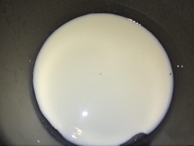 芒果酸奶冻,<a style='color:red;display:inline-block;' href='/shicai/ 13431'>纯牛奶</a>放入奶锅加入细砂糖，开最小火，把糖煮完全融化。