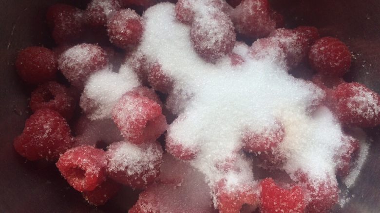 树莓果酱,洗好的树莓，放入干净的盆中，放入细砂糖混合匀静置15分钟左右。