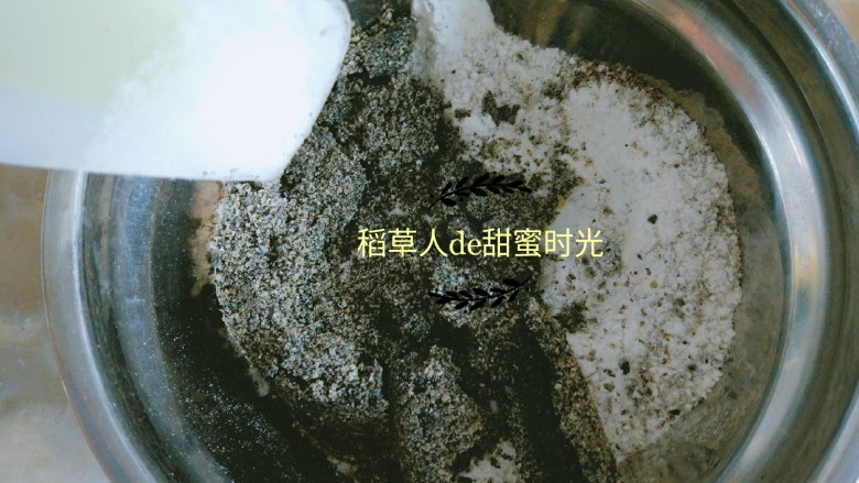 老北京牛舌饼,将2中材料和其他馅料混合，揉匀。