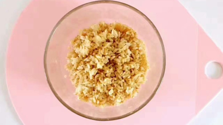 栗子饭团便当,煮好的熟米饭和花生芝麻酱拌匀混成茶色