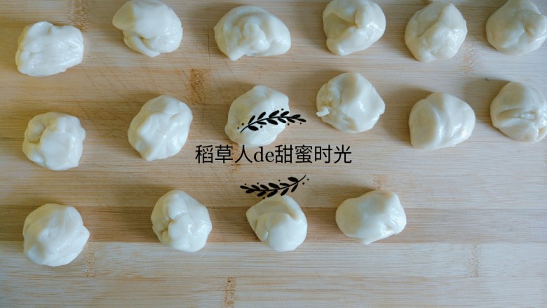 老北京牛舌饼,分好的面团记得用保鲜膜盖好，免得表皮干了。