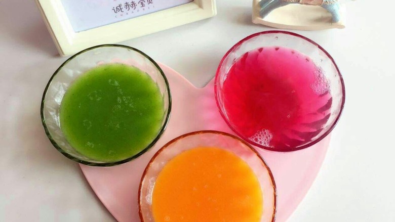 三色粒粒面,黄瓜，胡萝卜加适量水打成菜汁
，所有菜汁分别倒入碗中