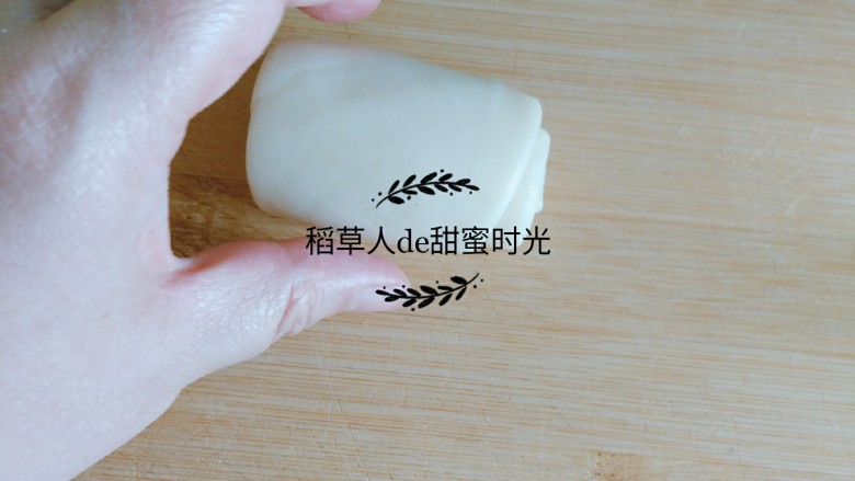 老北京牛舌饼,重复两三次后，将面卷卷好，两头向中间压。