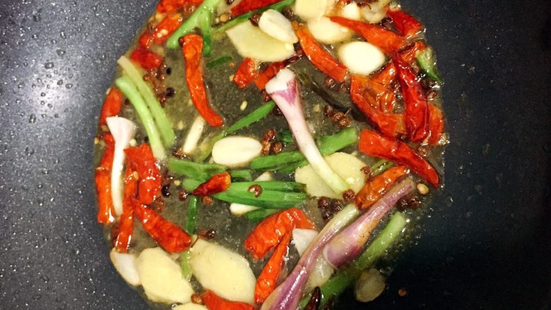 当红辣子鸡,放入干辣椒，倒少水许在锅中，继续炒香。（使味道融合）