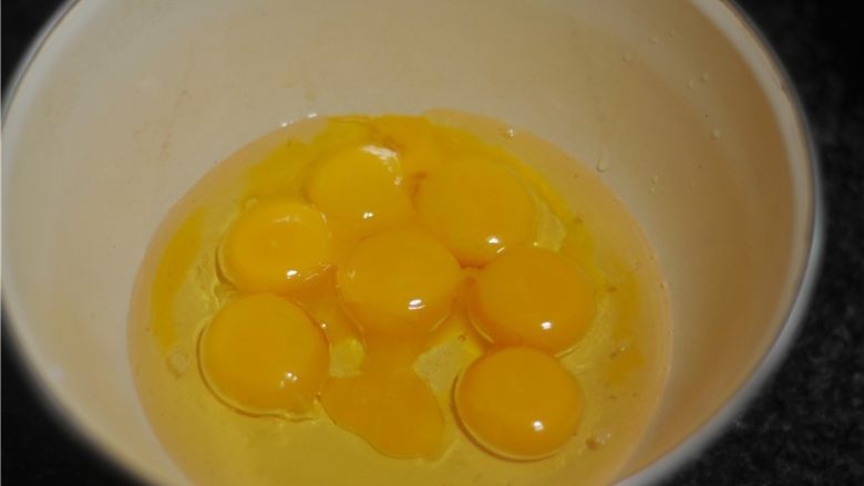 菜汁旋涡蛋糕,蛋黄加入油，用打蛋器打至融合