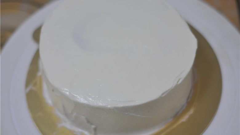 菜汁旋涡蛋糕,剩下的淡奶油留出小部分，其余全部抹在蛋糕上