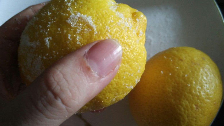 柠檬蜜,用盐细细搓洗，去掉果蜡，慢慢会闻到清新的柠檬香（期间也可用两个柠檬互相来回搓）