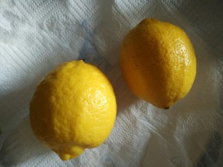 柠檬蜜,清水洗净，用厨房纸巾擦干表面水分