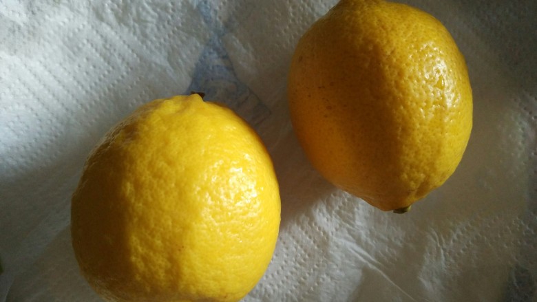 柠檬蜜,清水洗净，用厨房纸巾擦干表面水分