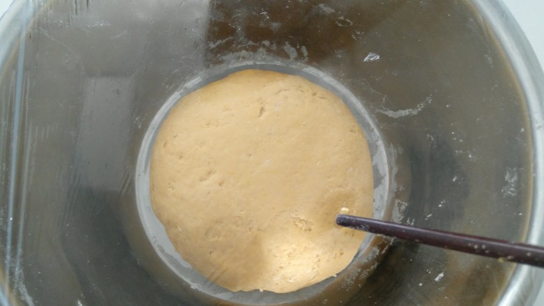 花样馒头,盖上保鲜膜发酵，并用筷子在保鲜膜上戳一个洞。
