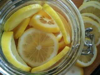 柠檬蜜,在密封罐里倒入第一层蜂蜜，放入一层柠檬片