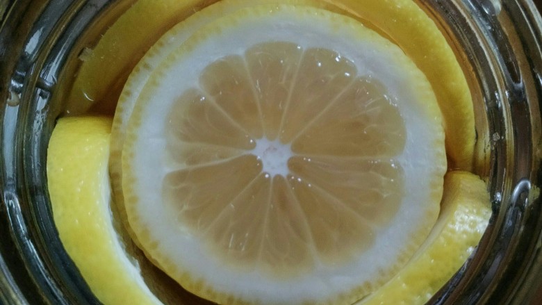 柠檬蜜,接着倒入第二层蜂蜜，加入剩下的柠檬片