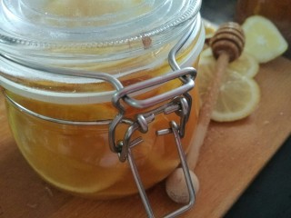 柠檬蜜,加入最后一层蜂蜜，把柠檬片全部浸泡在里面，盖上盖子，放入冰箱冷藏一个星期。柠檬在浸泡过程中会稀释蜂蜜，不知是否能融化结晶，我们一起期待一下😊