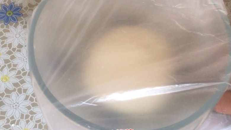 红糖锅盔,揉成光滑面团，盖上保鲜膜发酵到原来两倍大