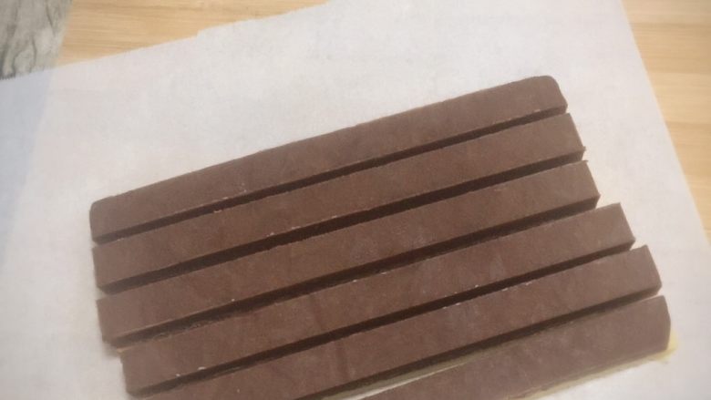 双色格子/棋盘饼干,面片用尺子测出一厘米宽，我用的是做牛轧糖的长方形木棍，就是一厘米的宽度，切成一厘米宽的条