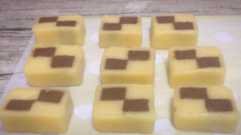 双色格子/棋盘饼干,冻好后的格子条切成一厘米厚的面片，烤箱预热160度，十分钟左右