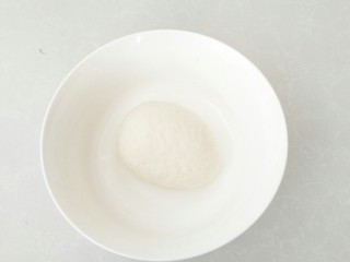 中种吐司,揉成光滑的面团盖上保鲜膜进行发酵。