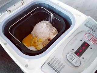 中种吐司,中种面团撕碎，放入蛋液30克，糖25克，高粉76克，进行揉面15分钟。
