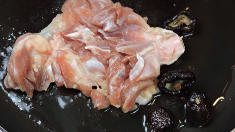 姜片香菇鸡拌面,鸡肉皮面朝下,放入香菇,盖上锅盖
闷煎,5～6分钟。