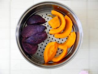 花开锦绣——太阳花馒头,
南瓜和紫薯提前用蒸锅蒸熟。切小块，入蒸锅，水开后蒸20分钟就差不多了