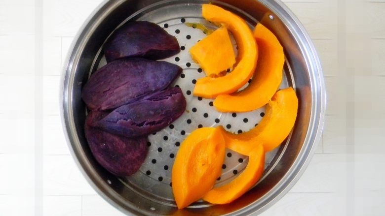 花开锦绣——太阳花馒头,
南瓜和紫薯提前用蒸锅蒸熟。切小块，入蒸锅，水开后蒸20分钟就差不多了
