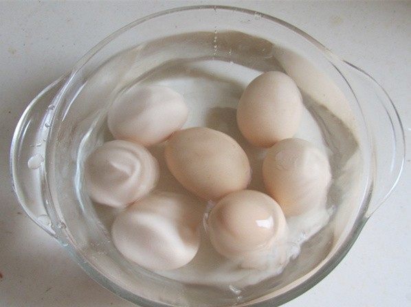 卤鸡蛋,将鸡蛋捞出放入凉水内两分钟，这样能很方便的将鸡蛋壳剥去；