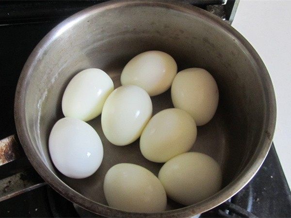 卤鸡蛋,将去壳的鸡蛋放在锅中；