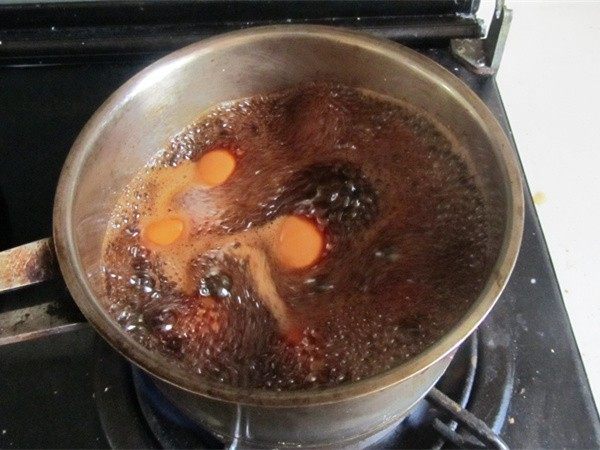 卤鸡蛋,将它煮开，一直煮上十分钟；