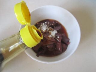 丝瓜猪肝蛋花汤,猪肝加入适量的盐、淀粉、生抽和料酒， 拌均匀腌制一下；